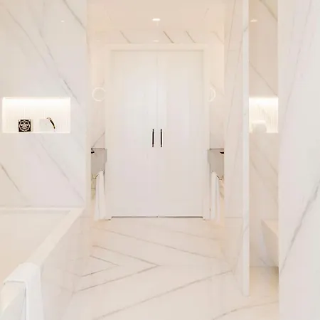 Готель Chiado & 5*